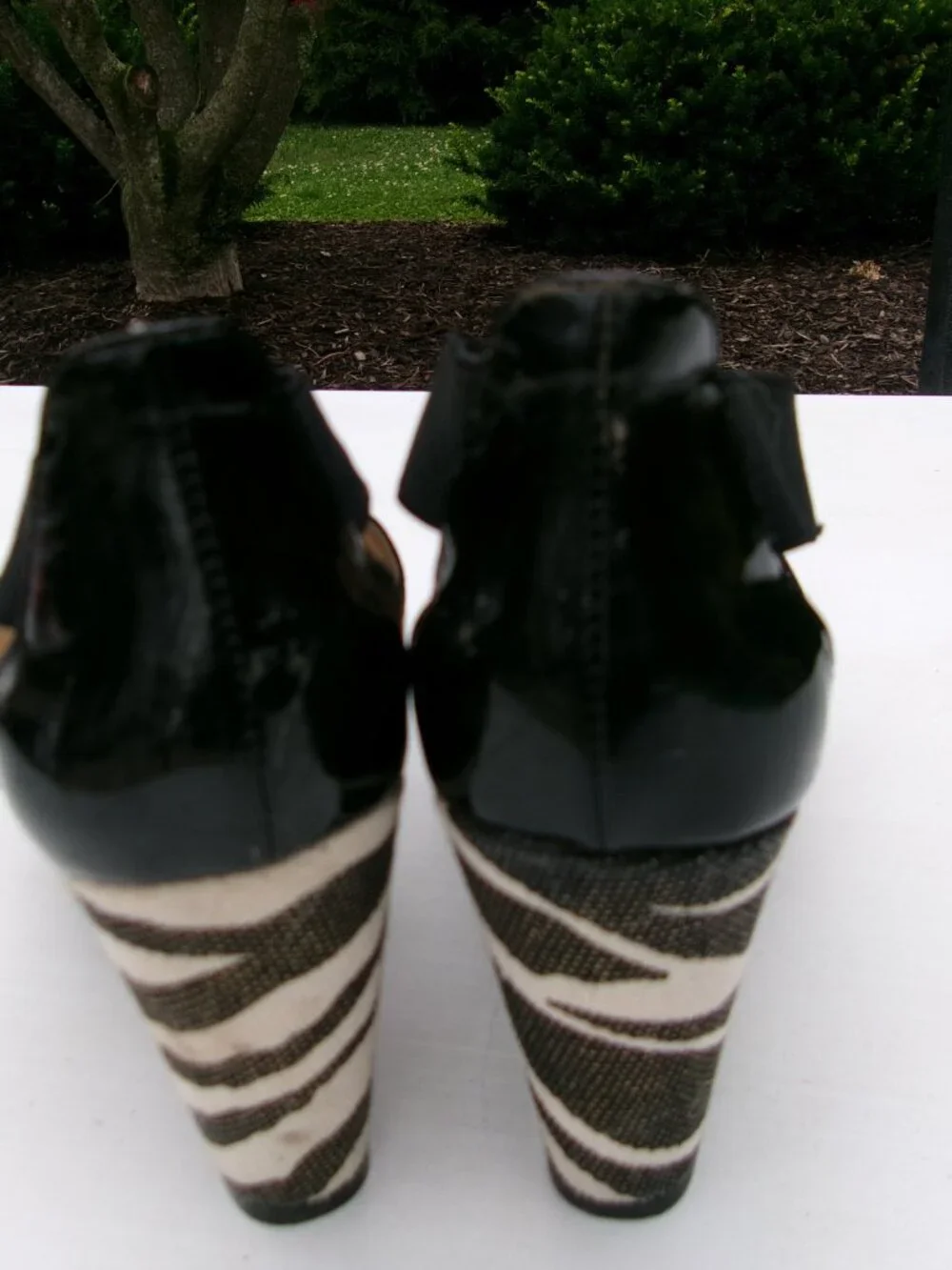 BCBG GENERATION BLACK WEDGE SANDALS 6